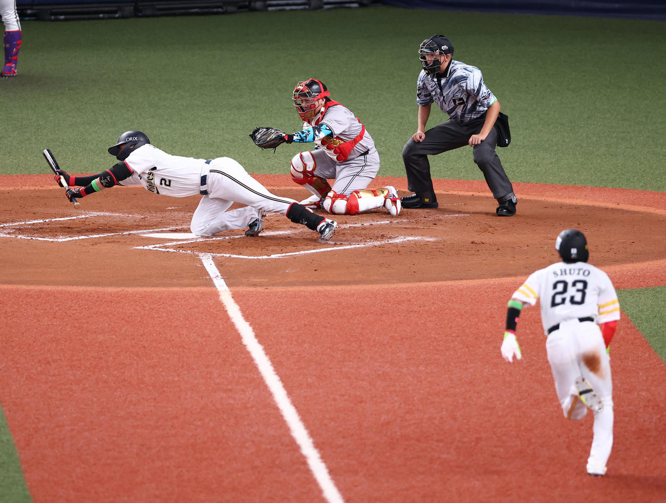 全パ対全セ　4回裏全パ1死三塁、周東はホームスチールするも若月はバントする（撮影・上田博志）