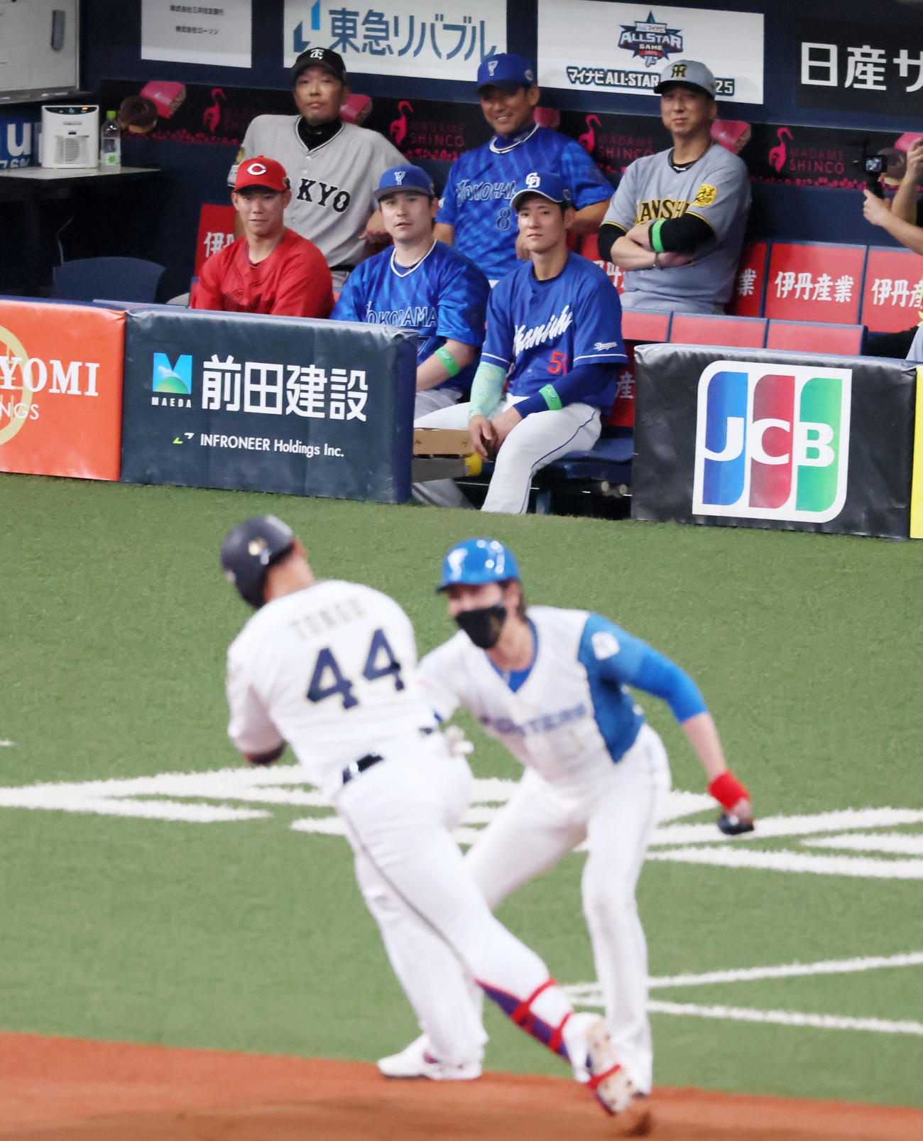 全パ対全セ　3回裏全パ無死一、二塁、頓宮が左越え3点本塁打を放ち新庄三塁コーチとのタッチをベンチから見守る左奥から阿部監督、三浦コーチ、藤川コーチ（撮影・加藤哉）