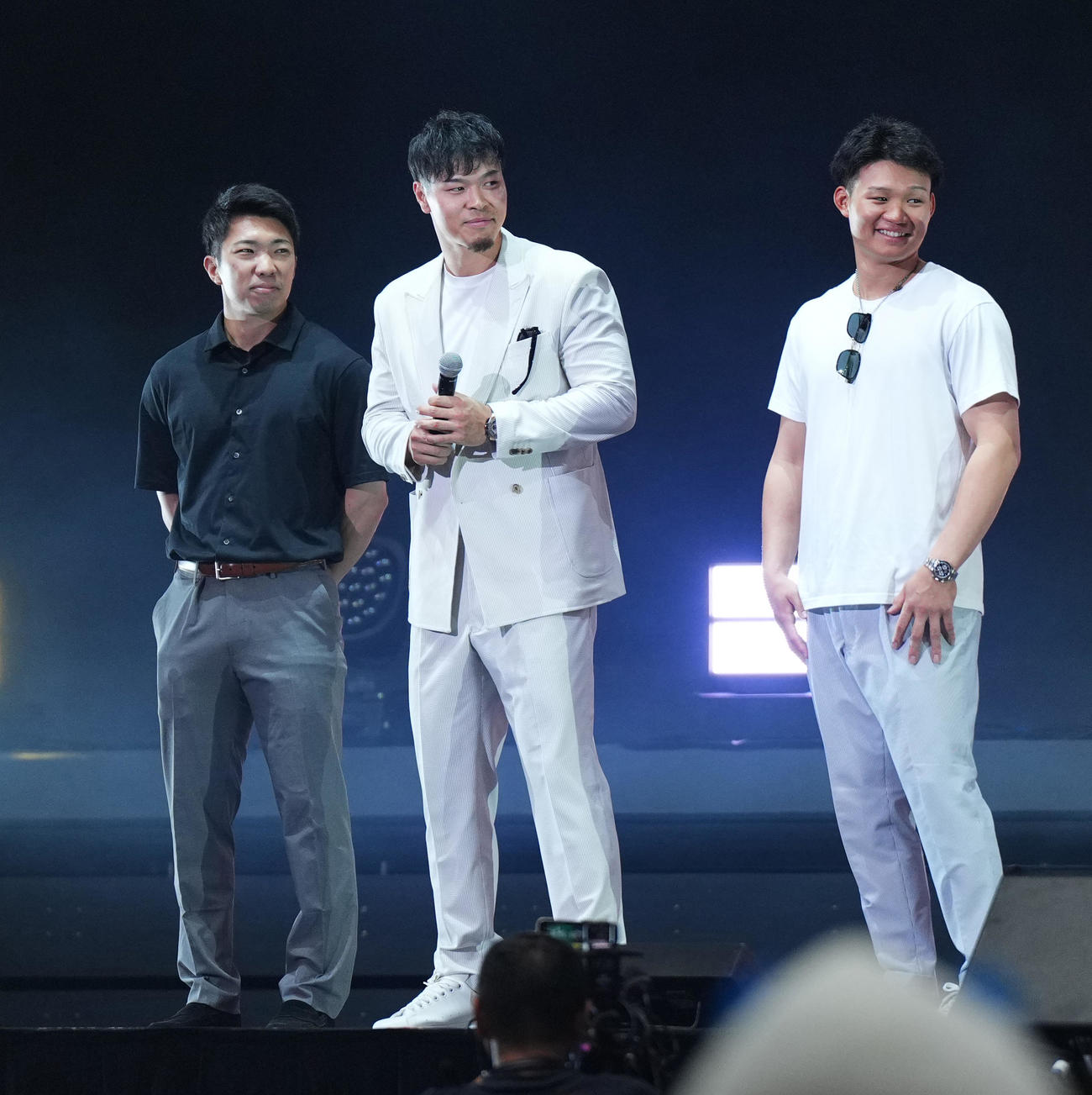 マイナビオールスターゲーム2025スペシャルステージに登壇する、左から阪神石井、佐藤輝、森下（撮影・菅敏）