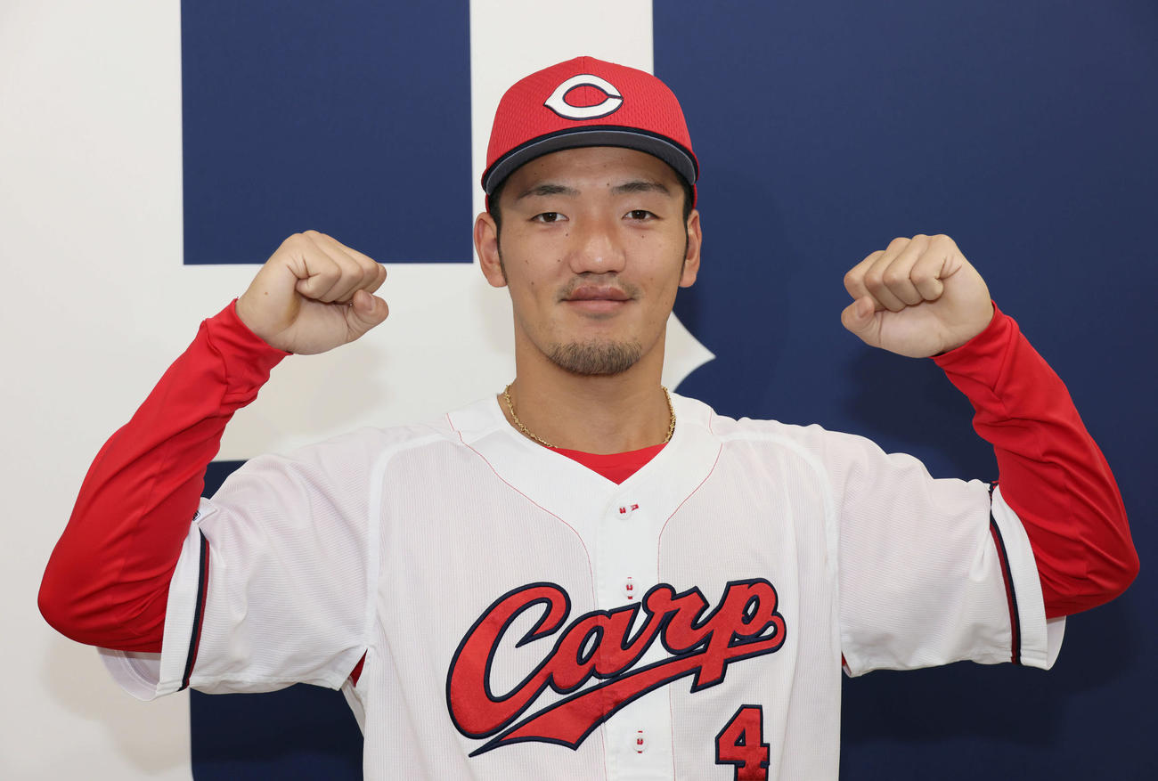 ファン投票で選出され、ポーズを決める広島矢野