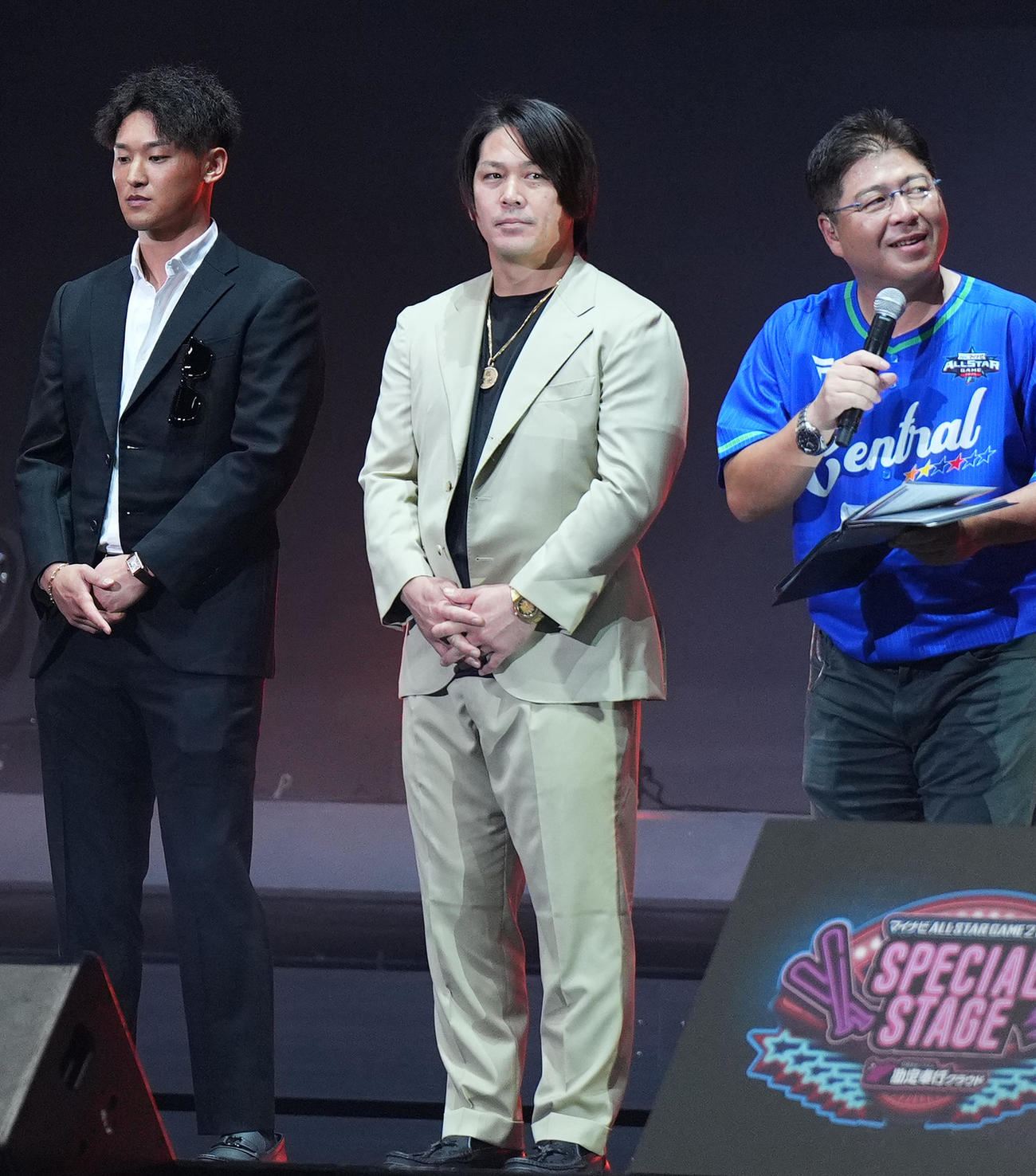 マイナビオールスターゲーム2025スペシャルステージに登壇する巨人甲斐（中央）（撮影・菅敏）