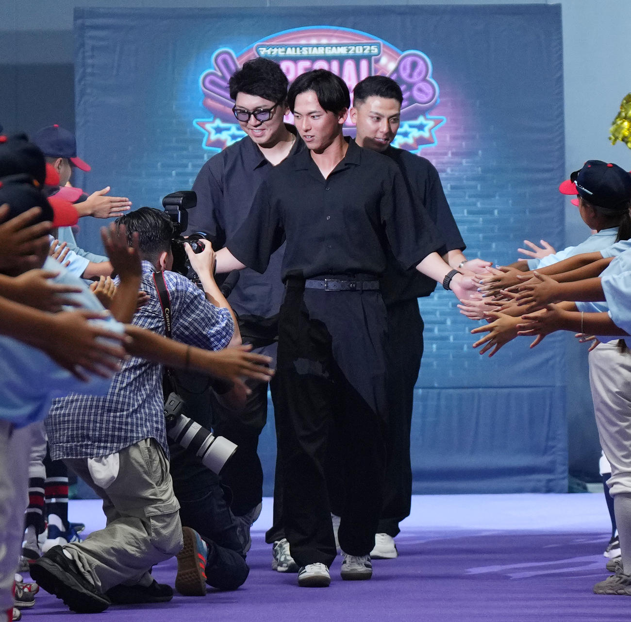 マイナビオールスターゲーム２０２５スペシャルステージに登場する、左から楽天西口、宗山、村林（撮影・菅敏）