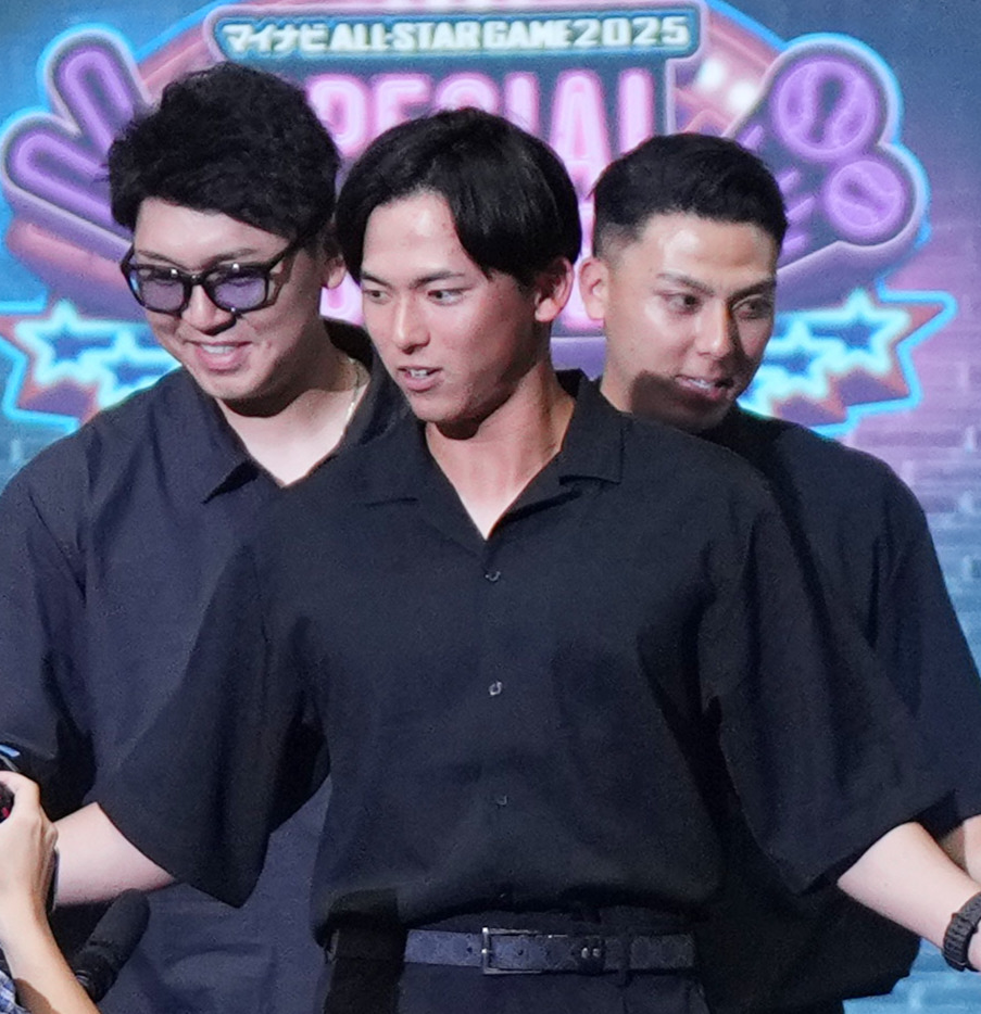 マイナビオールスターゲーム２０２５スペシャルステージに登場する、左から楽天西口、宗山、村林（撮影・菅敏）