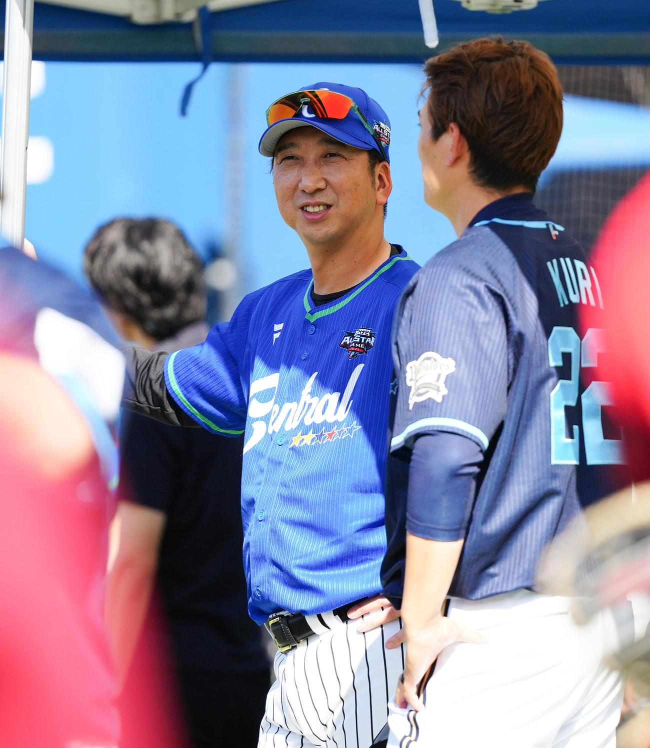 全セ対全パ　試合前練習で談笑する阪神藤川監督（左）とオリックス九里（撮影・鈴木みどり）