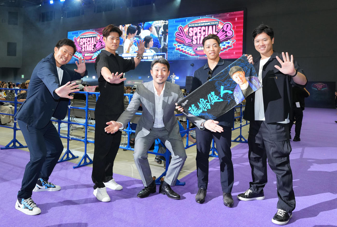 マイナビオールスターゲーム2025スペシャルステージに登場しポーズをとる、左から中日	松葉、上林、藤嶋、岡林、清水（撮影・菅敏）