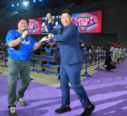 マイナビオールスターゲーム2025スペシャルステージに登場するヤクルト大西。左は真中氏（撮影・菅敏）