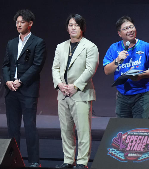 マイナビオールスターゲーム2025スペシャルステージに登壇する巨人甲斐（中央）（撮影・菅敏）