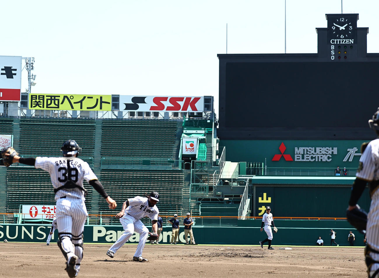 甲子園球場で投内連係プレーの練習をするドリス（撮影・上田博志）