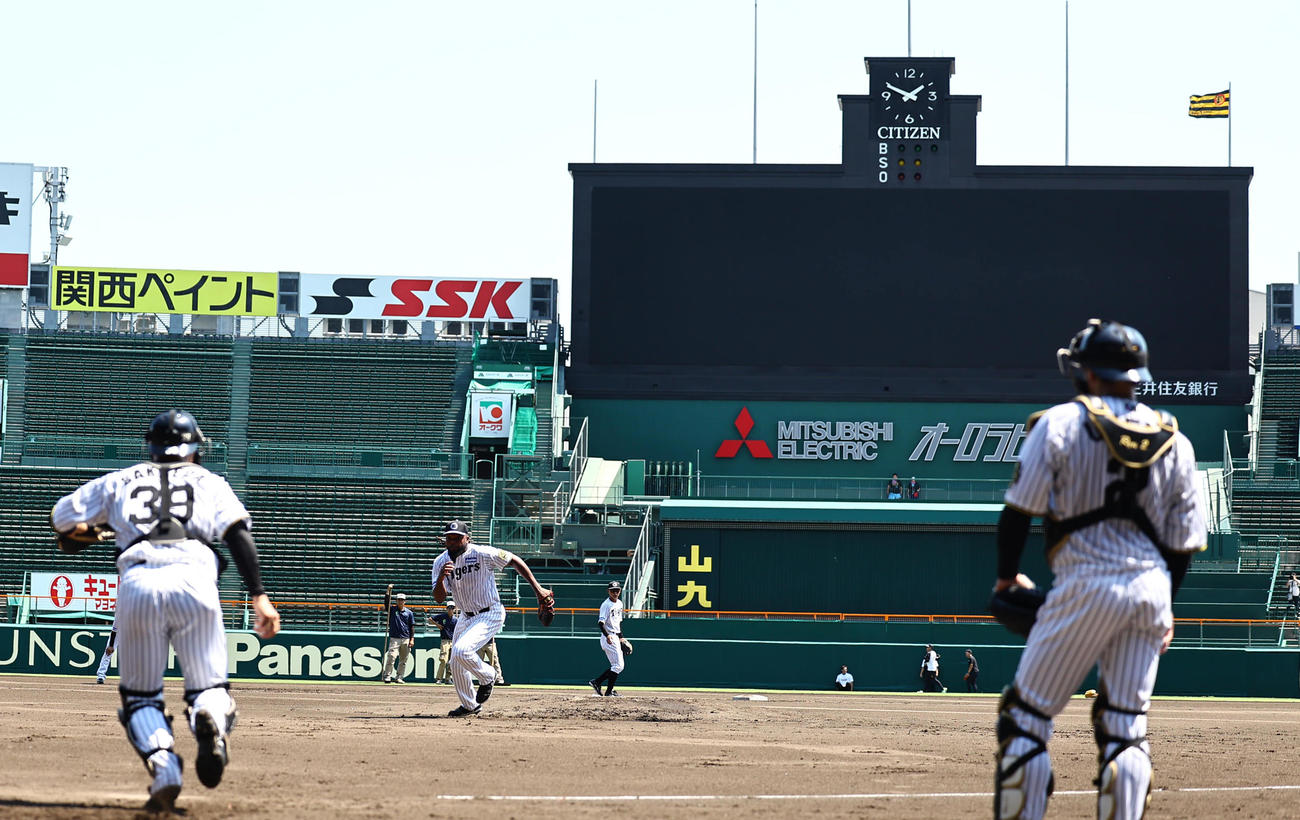 甲子園球場で投内連係プレーの練習をするドリス（撮影・上田博志）