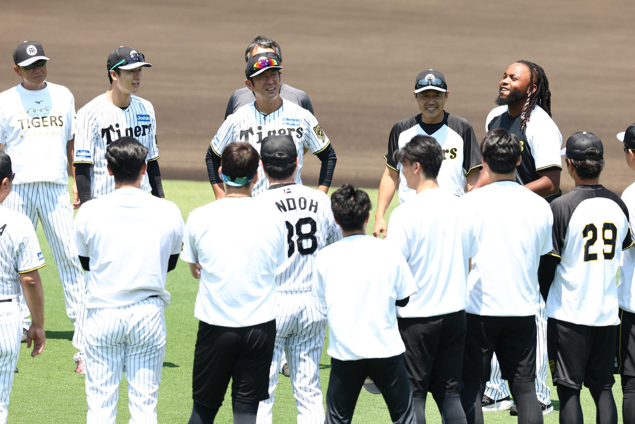 入団したドリス（右から2人目）はナインにあいさつする（撮影・上田博志）
