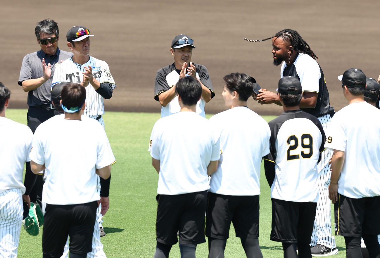 入団したドリス（右から2人目）はナインにあいさつする（撮影・上田博志）