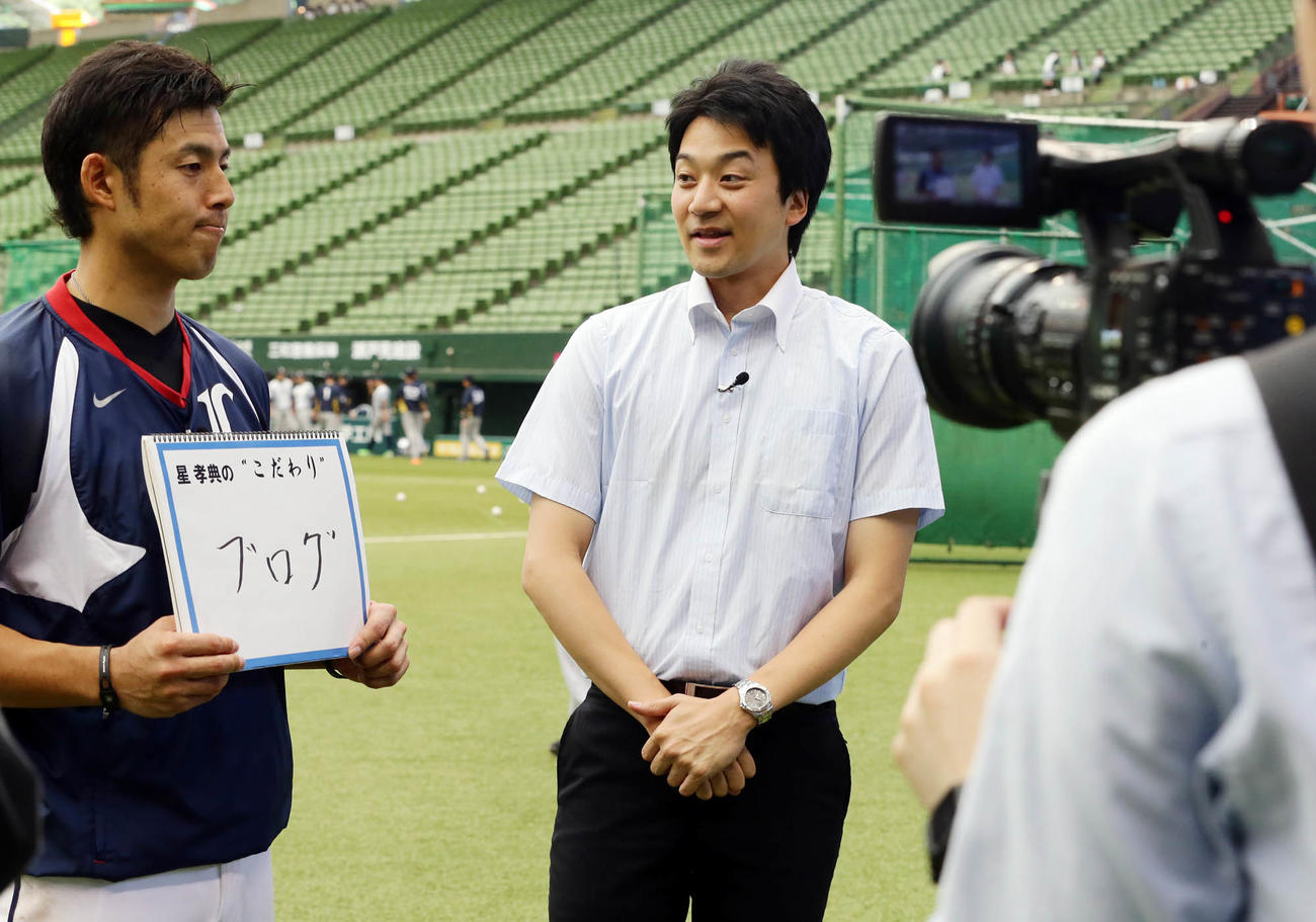 西武対オリックス戦前、星孝選手を取材するテレビ朝日の三上大樹アナウンサー（2013年6月23日撮影）