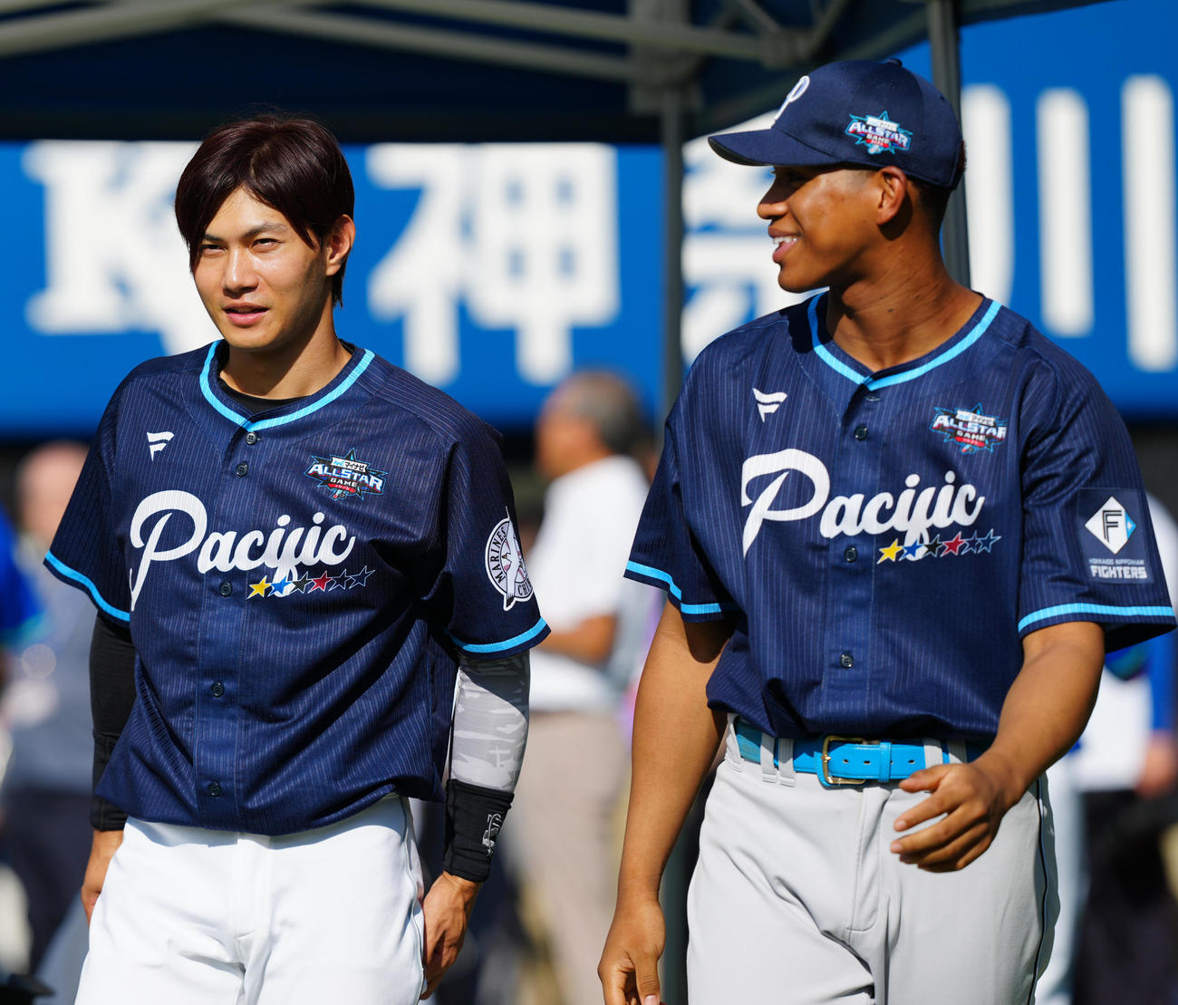 全セ対全パ
試合前練習で談笑するロッテ藤原（左）と日本ハム万波（撮影・鈴木みどり）