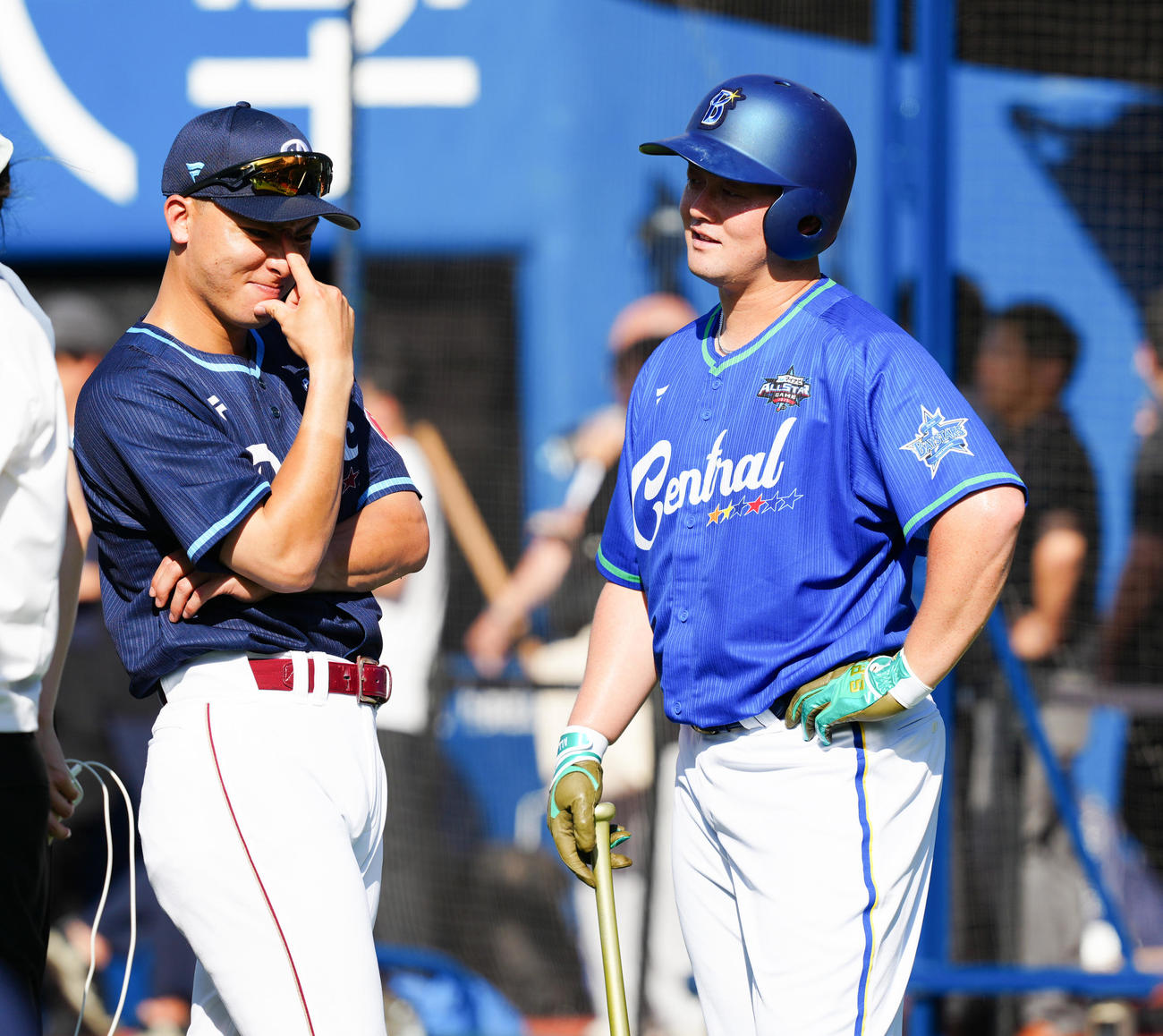 全セ対全パ
試合前練習で談笑する楽天村林（左）とDeNA牧（撮影・鈴木みどり）