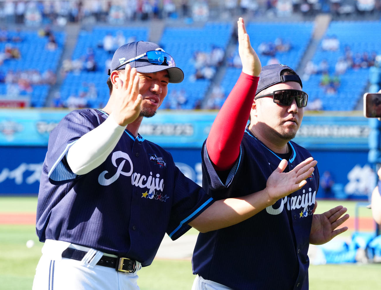全セ対全パ
試合前練習でポーズを取るオリックス頓宮（左）とソフトバンク山川（撮影・鈴木みどり）