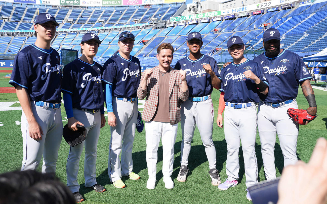 全セ対全パ
日本ハムの選手と記念撮影に納まる杉谷氏（中央）。左から達、北山、田中、1人おいて万波、清宮幸、レイエス（撮影・鈴木みどり）