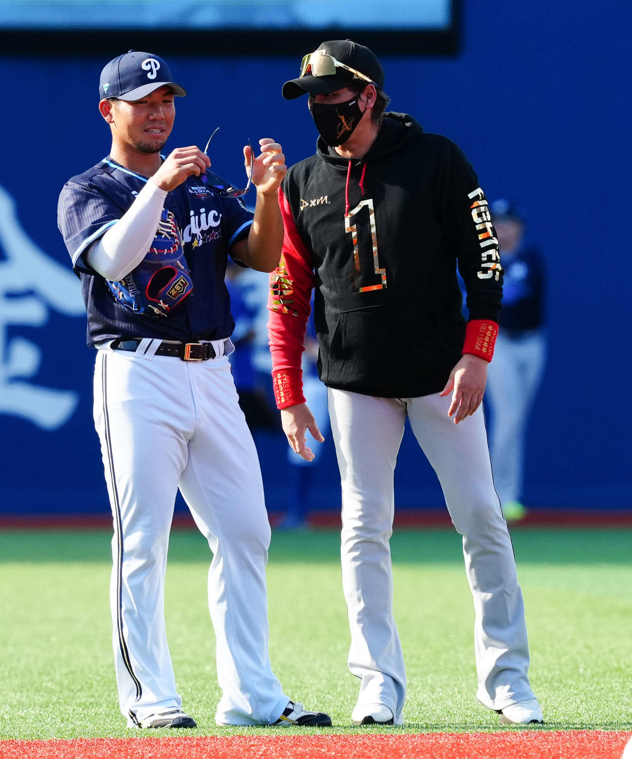 全セ対全パ　試合前練習でオリックス頓宮（左）に声をかける日本ハム新庄監督（撮影・鈴木みどり）