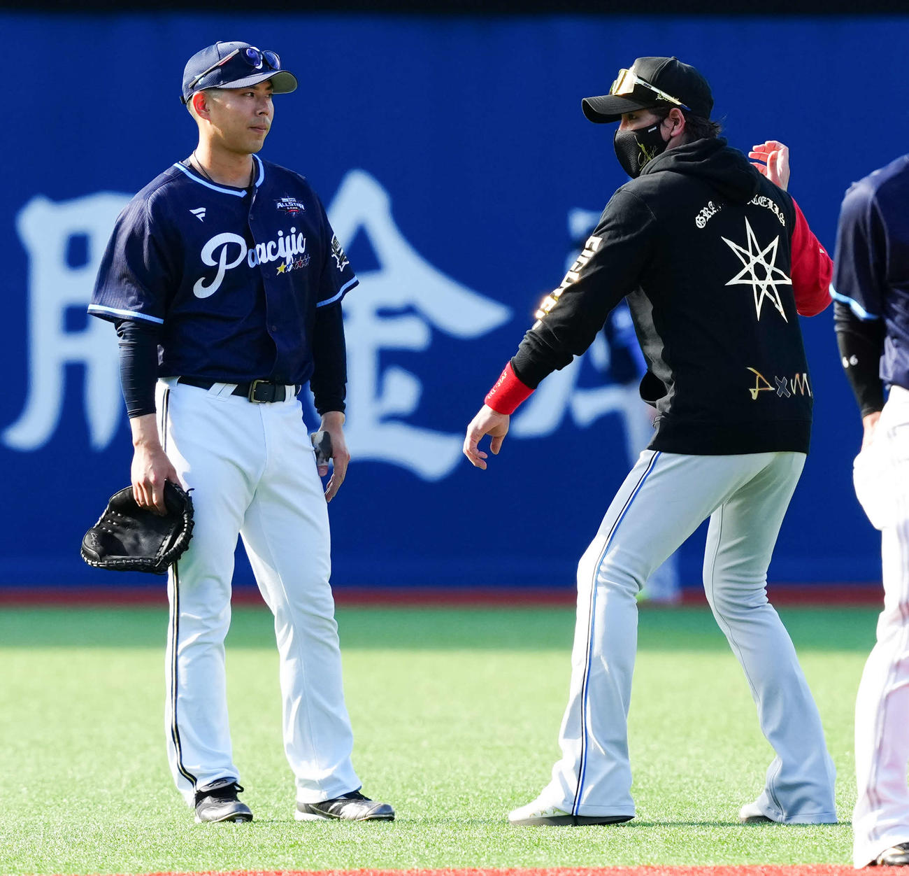 全セ対全パ　試合前練習でオリックス若月（左）に声をかける日本ハム新庄監督（撮影・鈴木みどり）