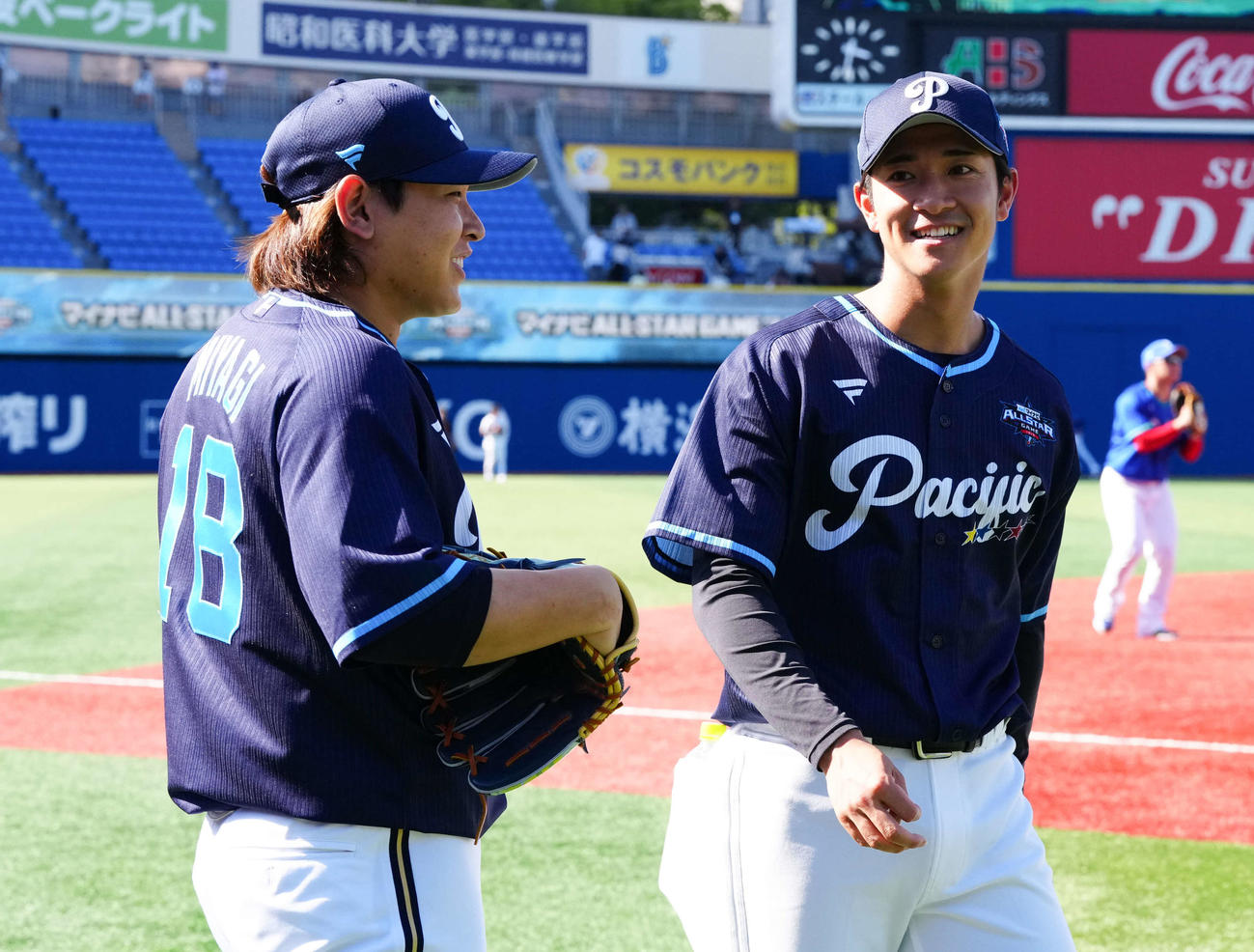 全セ対全パ
試合前練習で談笑するオリックス宮城（左）とソフトバンク柳町（撮影・鈴木みどり）