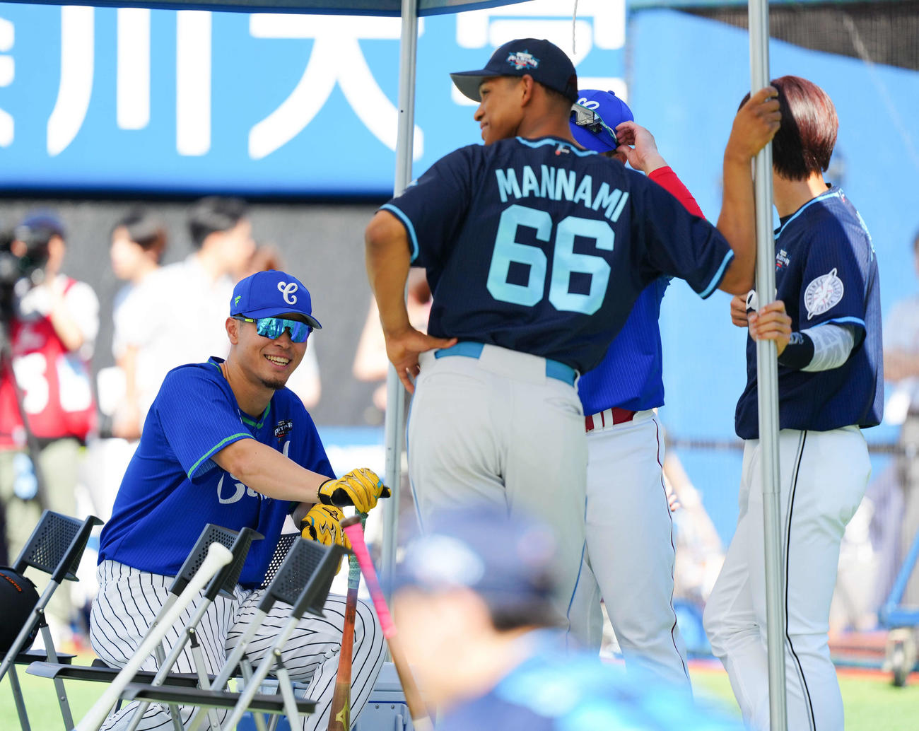 全セ対全パ
試合前練習で談笑する阪神佐藤輝（左）、日本ハム万波（中央）ら（撮影・鈴木みどり）