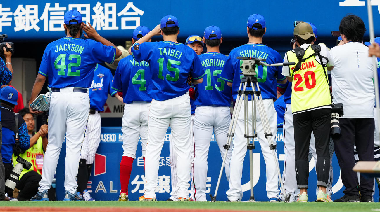 全セ対全パ　試合前、円陣を組む全セナイン（撮影・鈴木みどり）