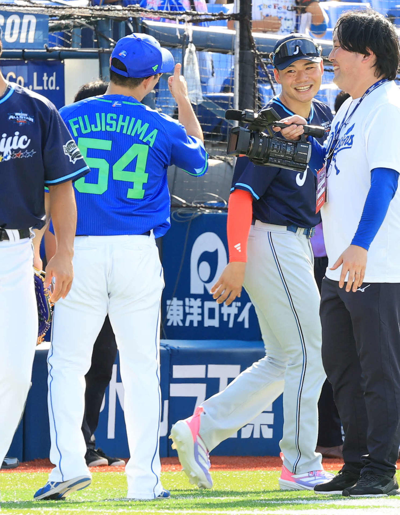 全セ対全パ　試合前、中日藤嶋（左）と笑顔であいさつする日本ハム清宮（撮影・浅見桂子）