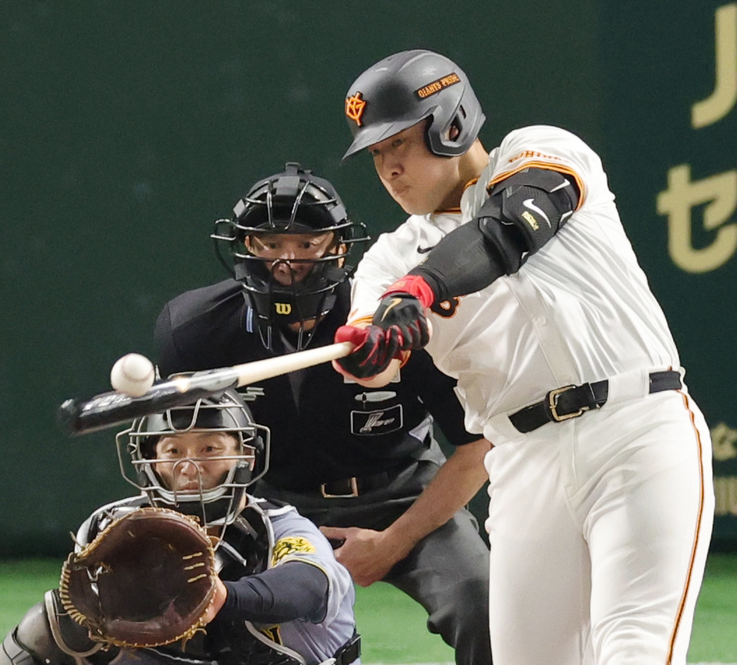 巨人対阪神　1回表巨人を放つも二塁でアウトとなった岡本（撮影・野上伸悟）