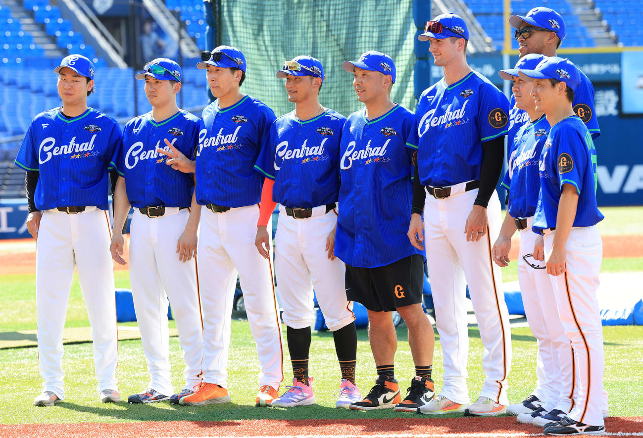 全セ対全パ　試合前、記念撮影する巨人の、左から山崎、泉口、大勢、吉川、阿部監督、グリフィン、マルティネス、甲斐、松本コーチ（撮影・浅見桂子）