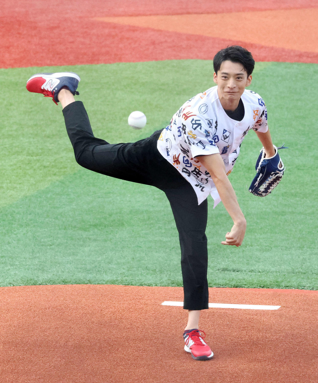 全セ対全パ　ファーストピッチセレモニーに臨む入江氏（撮影・鈴木正人）