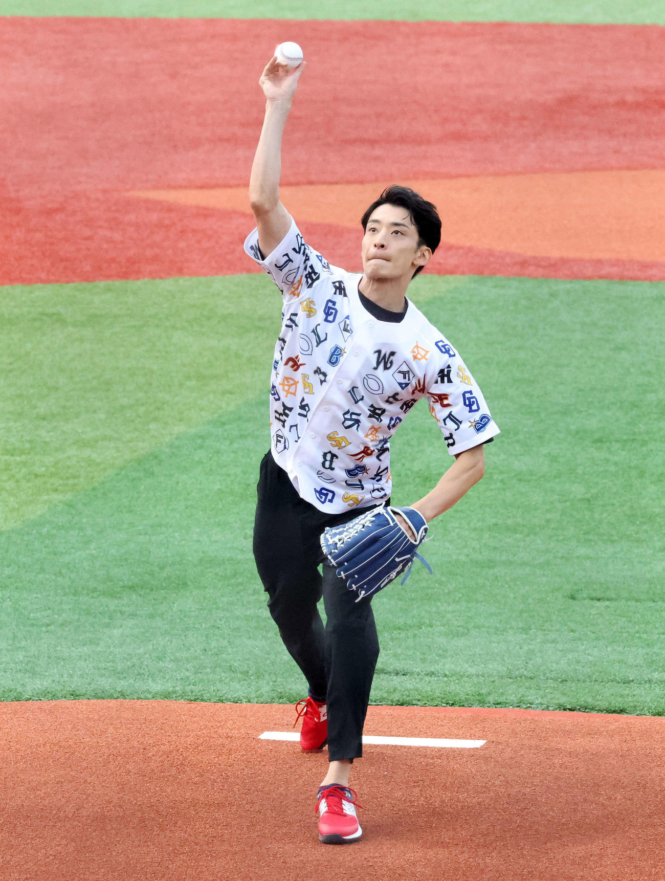 全セ対全パ　ファーストピッチセレモニーに臨む入江氏（撮影・鈴木正人）