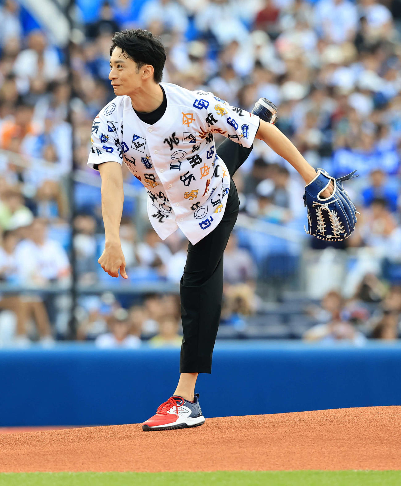 全セ対全パ　始球式で投げる入江陵介氏（撮影・浅見桂子）