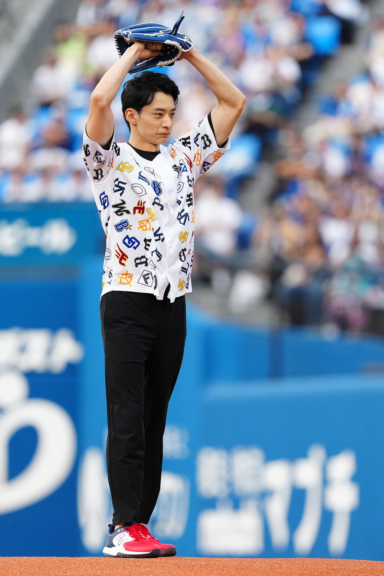 全セ対全パ　ファーストピッチで投球する入江陵介氏（撮影・鈴木みどり）