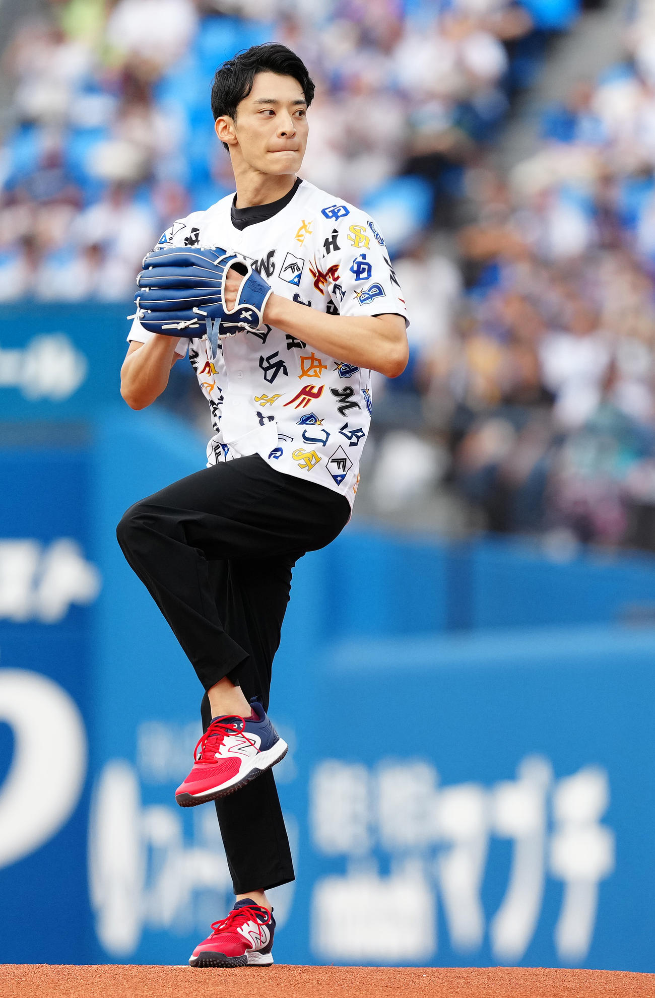 全セ対全パ　ファーストピッチで投球する入江陵介氏（撮影・鈴木みどり）