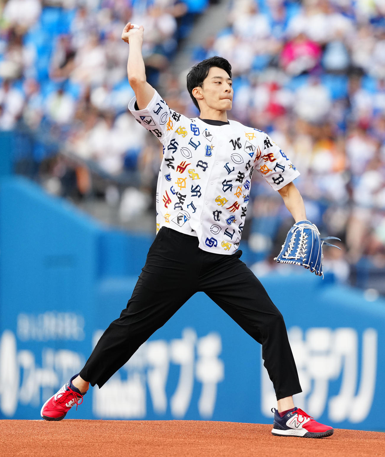 全セ対全パ　ファーストピッチで投球する入江陵介氏（撮影・鈴木みどり）