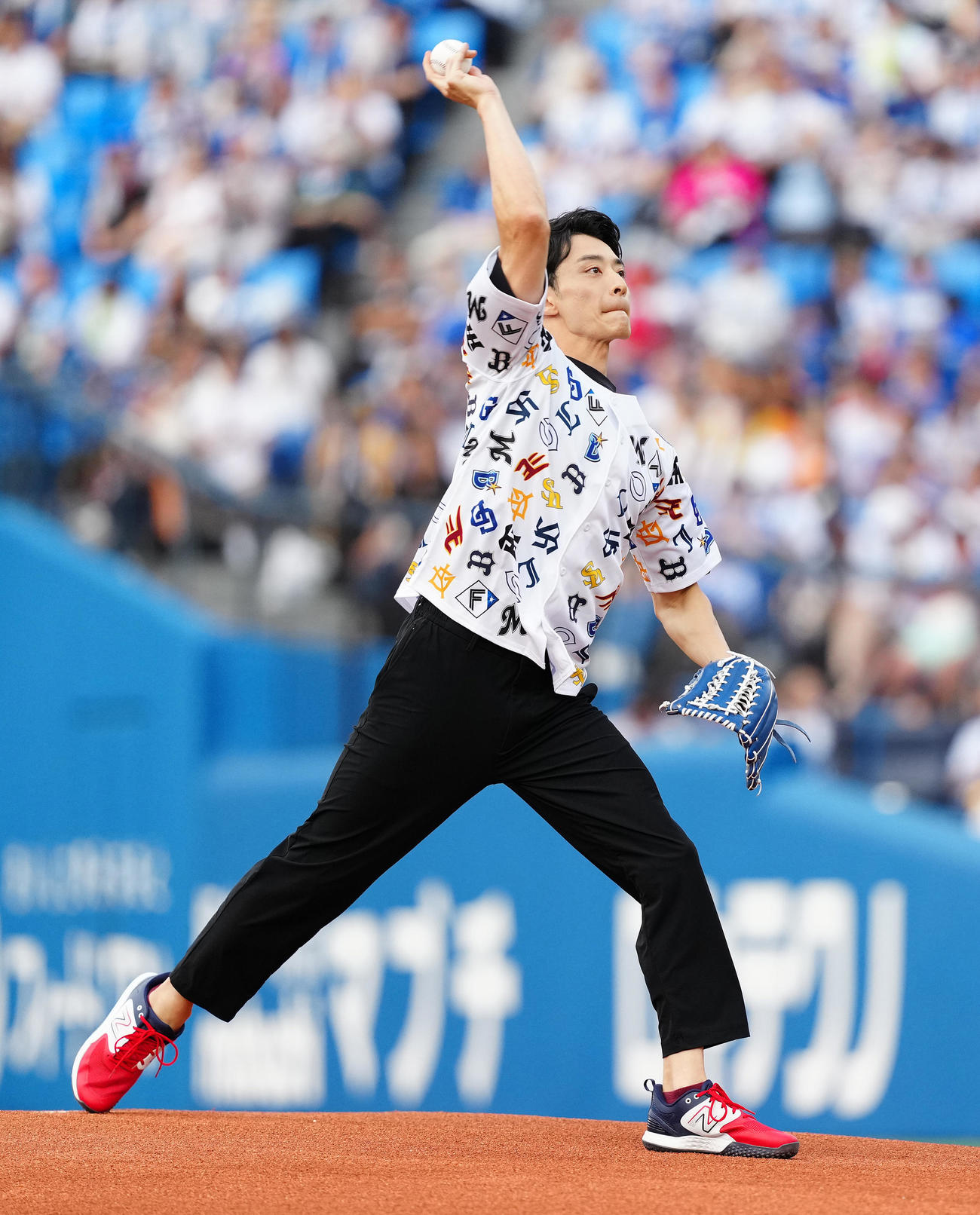 全セ対全パ　ファーストピッチで投球する入江陵介氏（撮影・鈴木みどり）