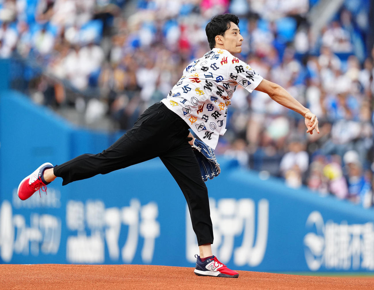 全セ対全パ　ファーストピッチで投球する入江陵介氏（撮影・鈴木みどり）