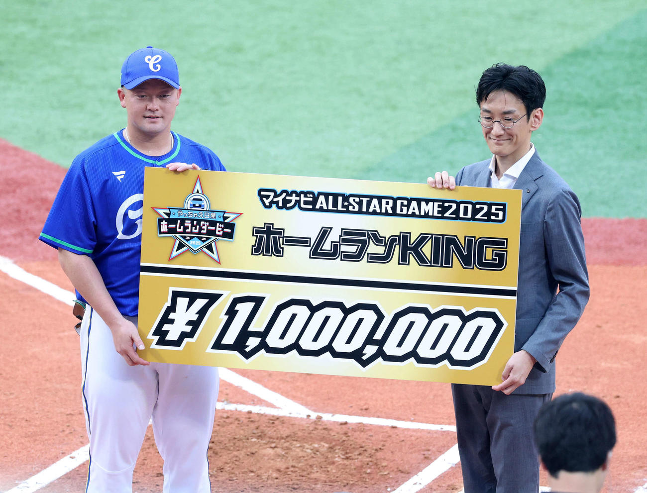 全セ対全パ　ホームランダービーで優勝し賞金ボードを手にするDeNA牧（撮影・鈴木正人）
