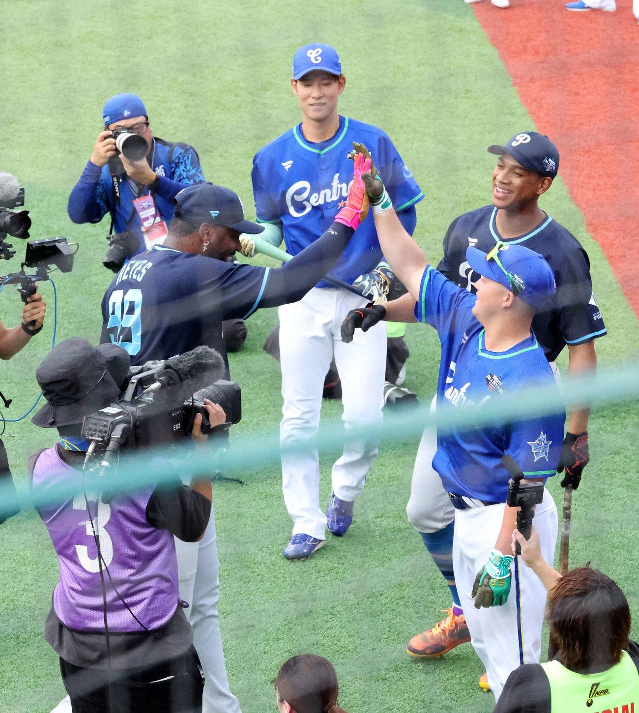 全セ対全パ　ホームランダービーで対戦を終えタッチする日本ハムレイエス（左）とDeNA牧（撮影・鈴木正人）