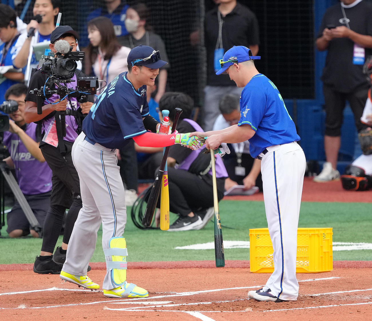ホームランダービー決勝を前に握手を交わす日本ハム清宮（左）とDeNA牧（撮影・足立雅史）