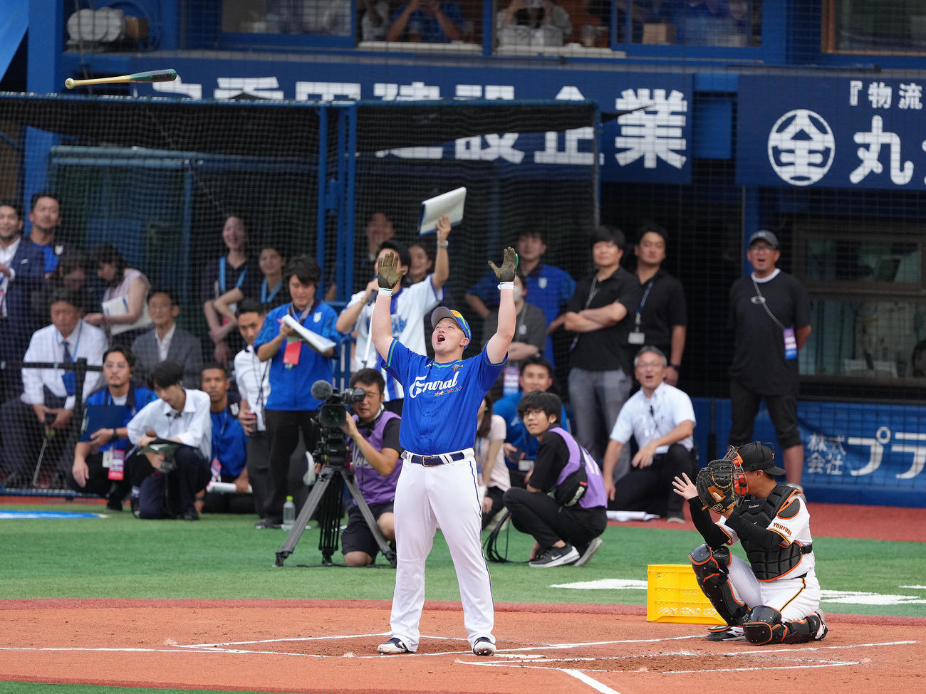 ホームランダービーで優勝し、バットを放り投げるDeNA牧（撮影・足立雅史）