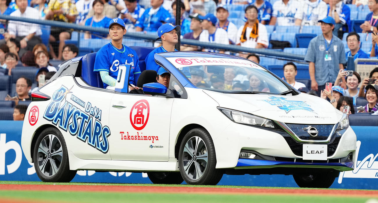 全セ対全パ　車に乗ってホームランダービーに登場する中日上林（左）とDeNA牧（撮影・鈴木みどり）