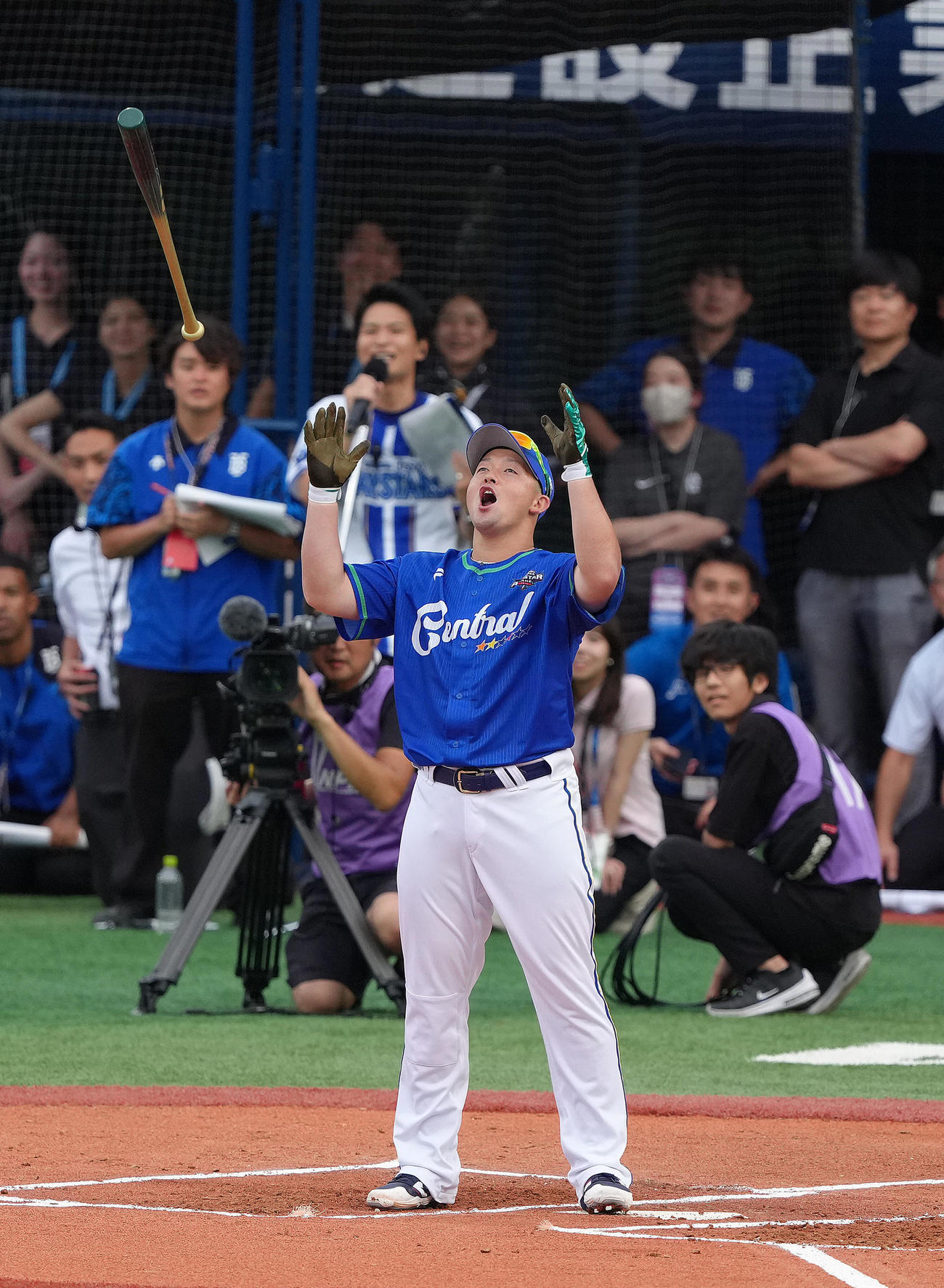 ホームランダービーで優勝し、バットを放り投げるDeNA牧（撮影・足立雅史）