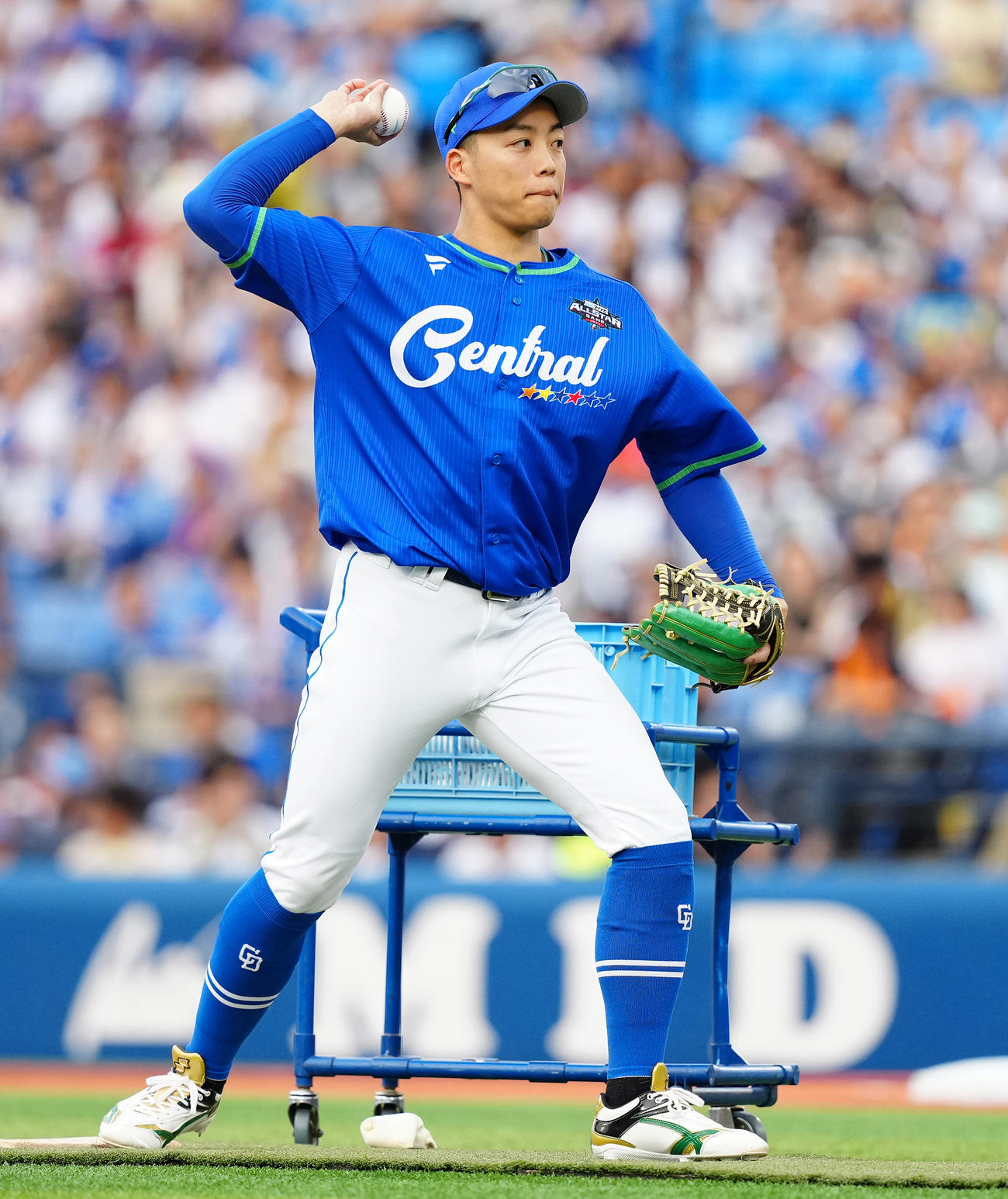 全セ対全パ　ホームランダービー準々決勝で上林の投手を務めた中日岡林（撮影・鈴木みどり）