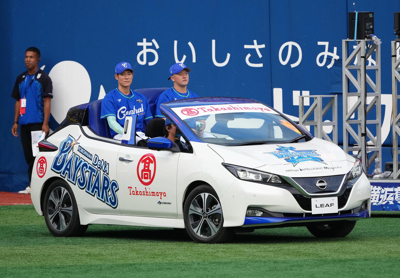 日産車に乗車しホームランダービーに登場した中日上林（左）とDeNA牧（撮影・足立雅史）