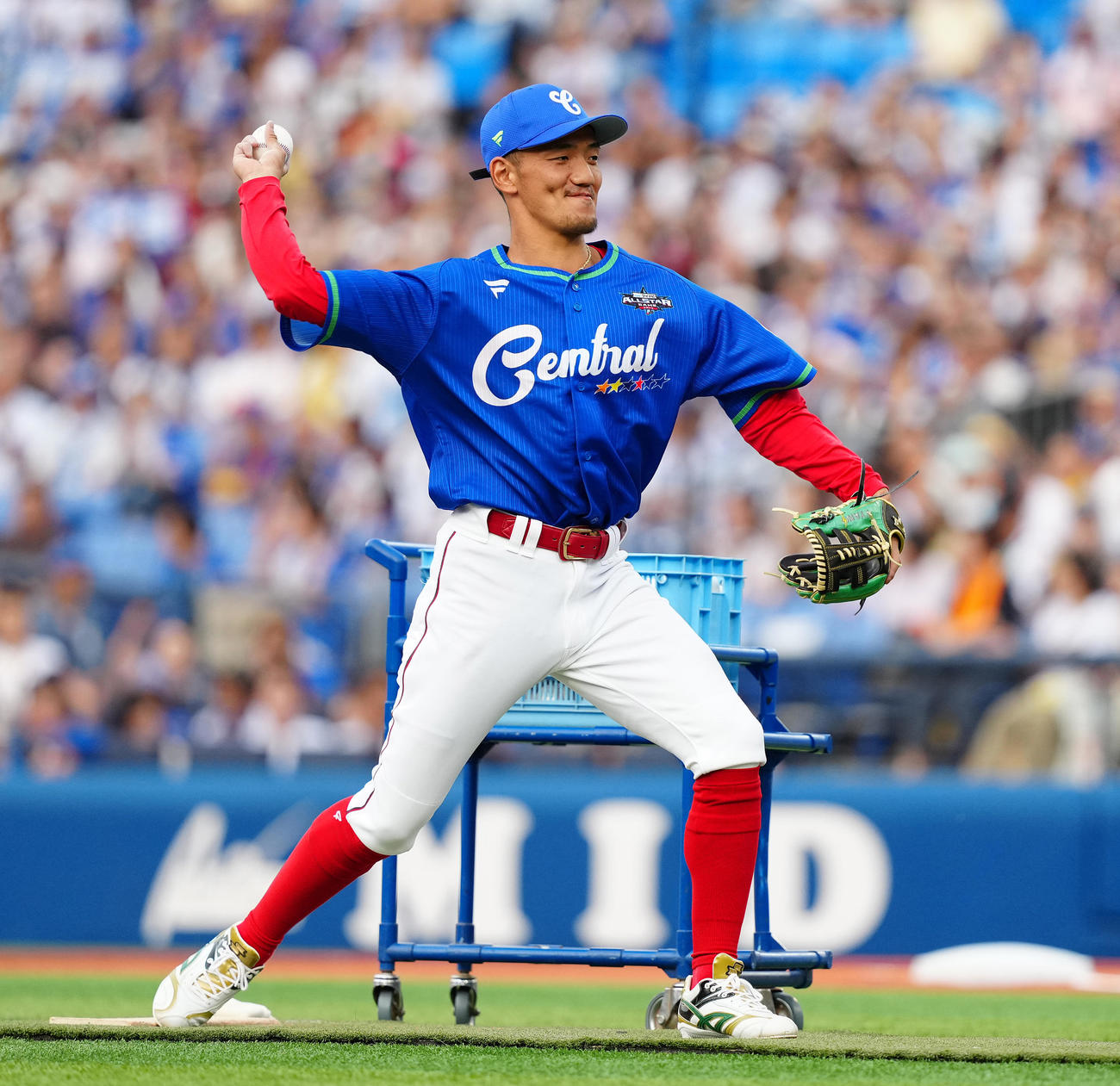 全セ対全パ　ホームランダービー準々決勝でDeNA牧の投手を務めた広島矢野（撮影・鈴木みどり）