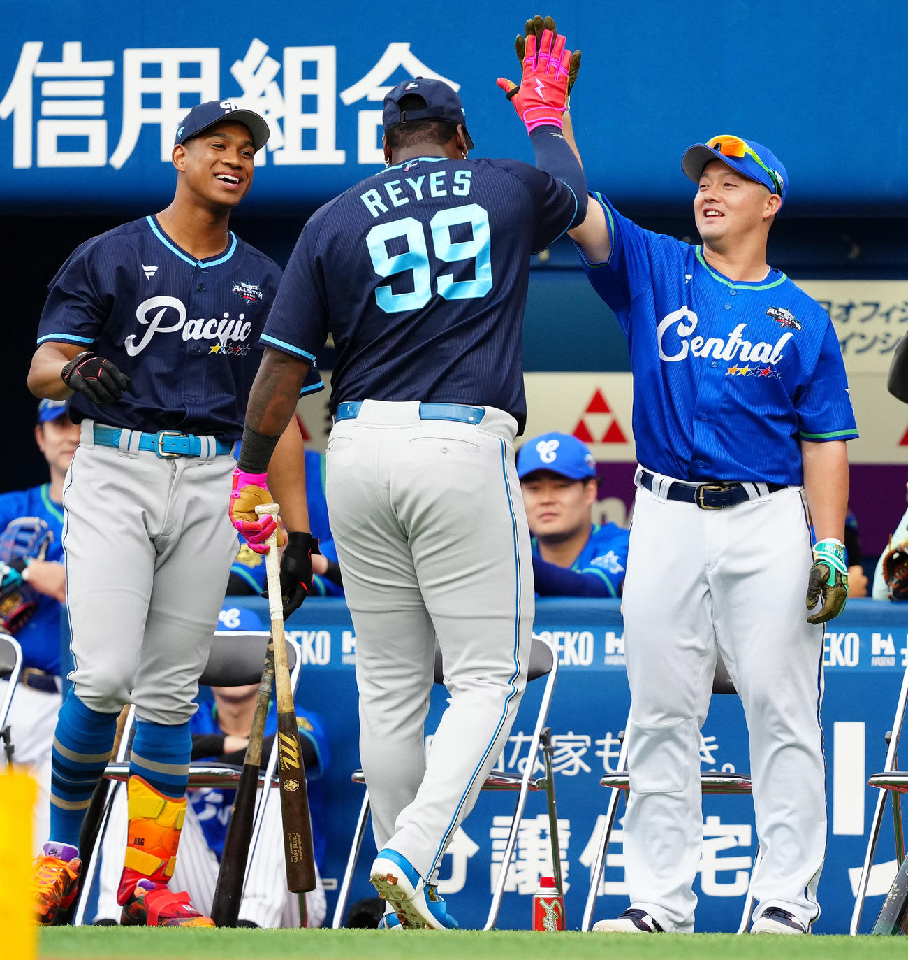 全セ対全パ　ホームランダービー準々決勝を終え、健闘をたたえ合うDeNA牧（右）と日本ハムのレイエス。左は万波（撮影・鈴木みどり）