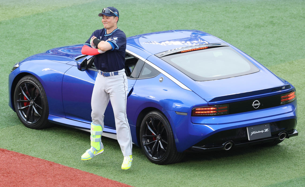 全セ対全パ　ホームランダービー決勝に日産フェアレディZで登場しアロサレーナポーズを決める全パ清宮（撮影・野上伸悟）