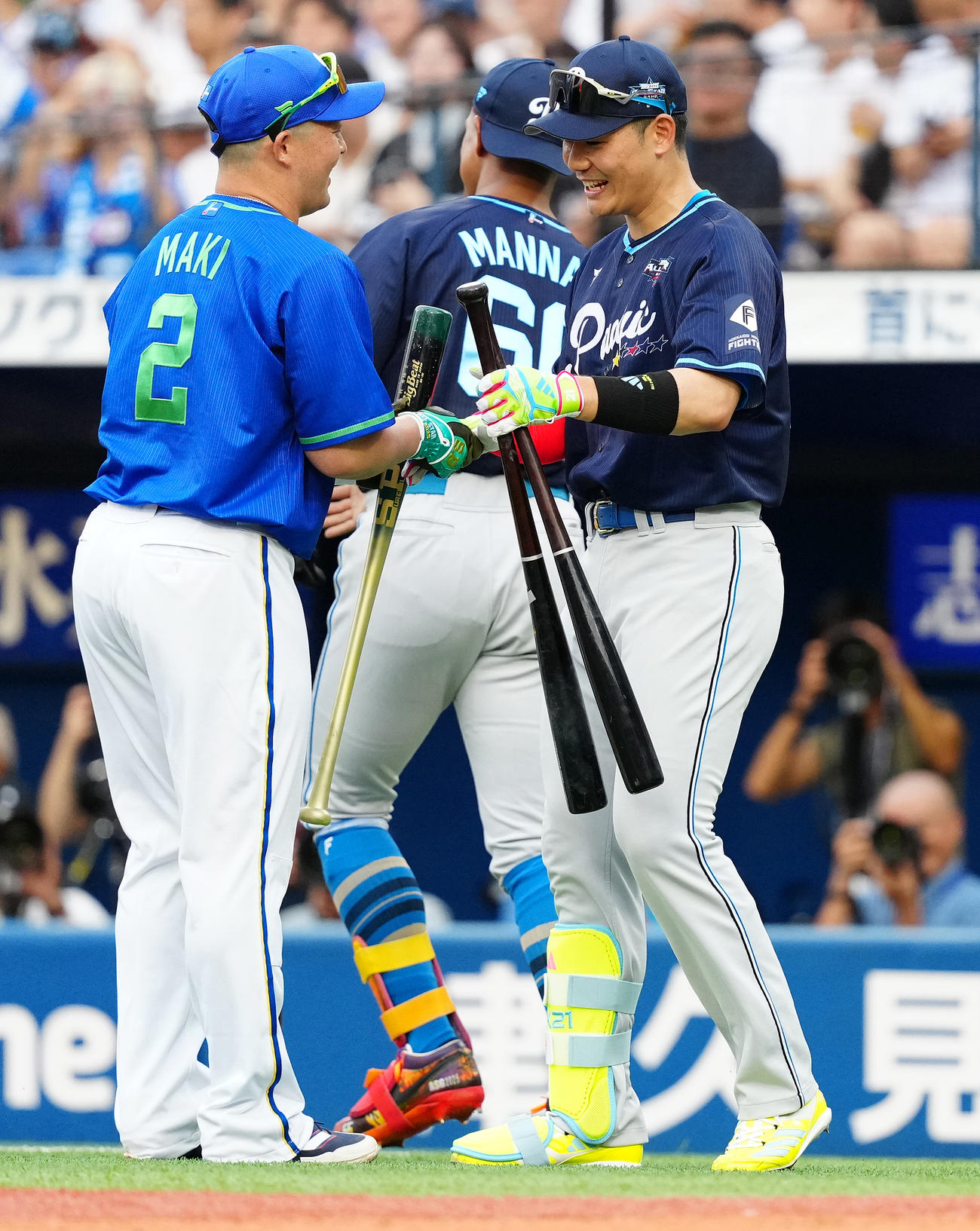 全セ対全パ　ホームランダービー決勝で、優勝したDeNA牧（左）は日本ハム清宮幸と健闘をたたえ合う（撮影・鈴木みどり）