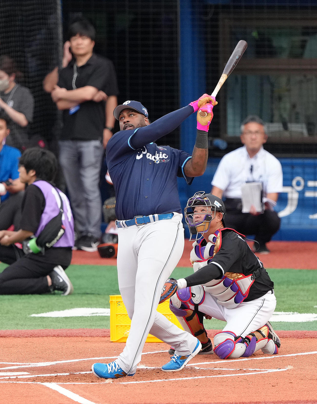 ホームランダービーで柵越えの当たりを放つ日本ハムレイエス（撮影・足立雅史）