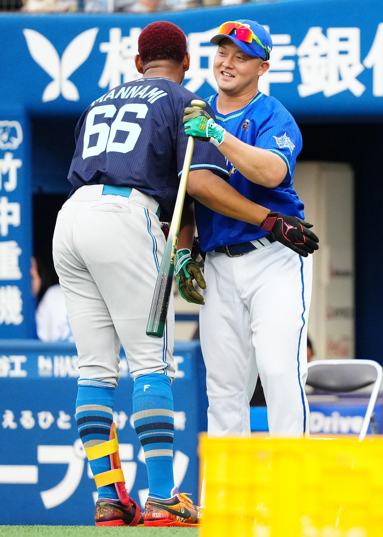 全セ対全パ　ホームランダービー準決勝を終え、健闘をたたえ合うDeNA牧（右）と日本ハム万波（撮影・鈴木みどり）